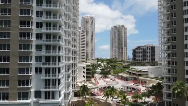 Drone Aerial di Miami USA, Brickell Key Edifici di lusso e parco il giorno soleggiato — Video Stock