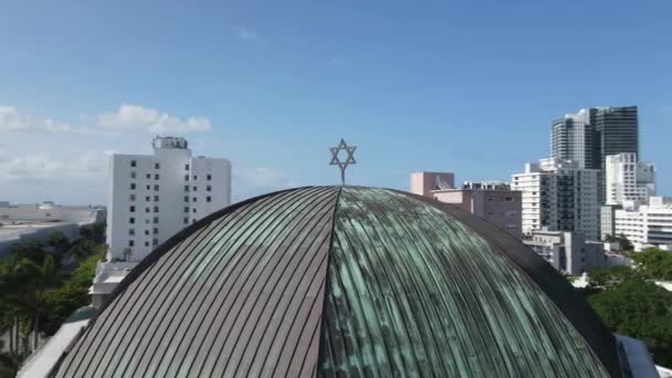 Символ иудаизма звезды Давида на вершине синагоги, беспилотный летательный аппарат крупным планом — стоковое видео