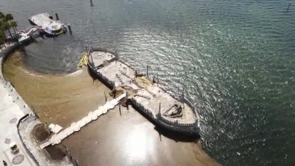 Luftudsigt over Stone Breakwater Barge, Vizcaya Museum og haver. Miami USA – Stock-video