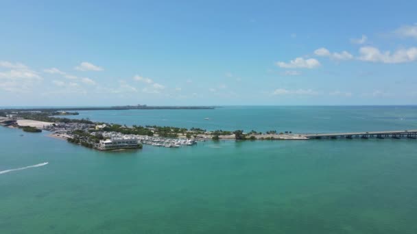 Luchtfoto, Miami Florida, verkeer op de snelweg en brug naar Key Biscayne Island — Stockvideo