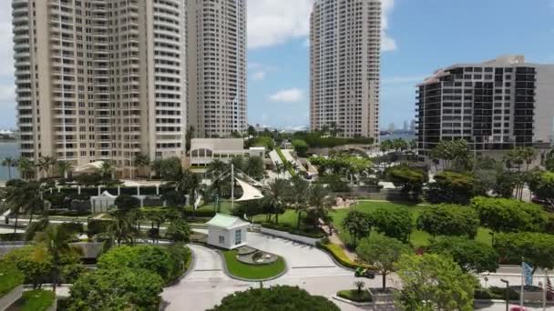 Vista aérea, Zona residencial de lujo de Miami, Florida, EE.UU. Isla clave de Brickell — Vídeos de Stock