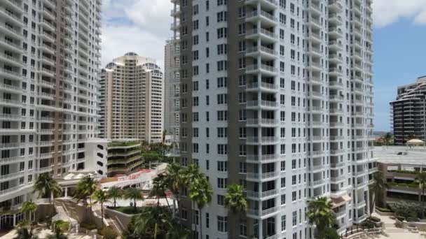 Flygfoto, Miami USA Downtown, Brickell Key, exklusiva bostadsbyggnader — Stockvideo