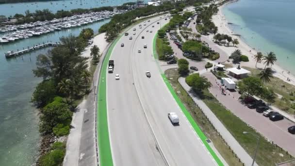 Key Biscayne, Miami, Florida Verenigde Staten. Luchtfoto, Verkeer op Rickenbacker Causeway — Stockvideo