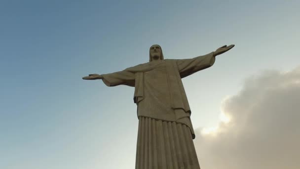 リオデジャネイロ,ブラジル,キリストThe Redeemer,イエス像のランドマーク,低角度 — ストック動画