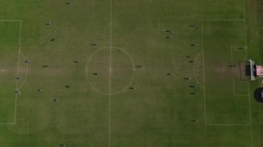 Birdseye Hava Görüntüsü Futbol Çim Sahası ve Oyuncular Antrenmanda