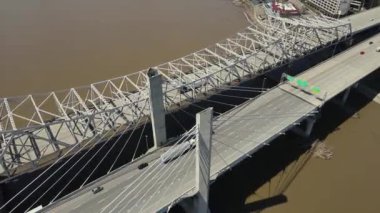 Ohio Nehri üzerindeki Highway Köprülerinde trafik, Louisville, Kentucky, ABD