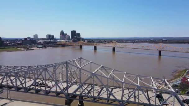 Vista aérea das pontes acima do rio Ohio por Louisville, Kentucky EUA no dia ensolarado — Vídeo de Stock