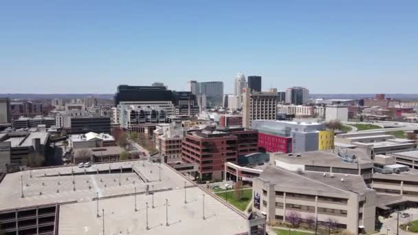 Louisville Cityscape Skyline, Kentucky USA. Letecký pohled na budovy Downtown — Stock video