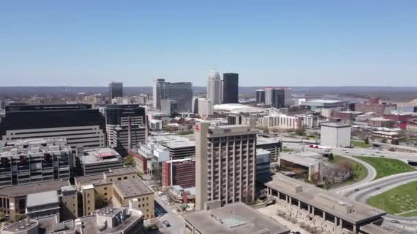 Louisville, Kentucky USA. Flygfoto över stadstrafik, Skyline — Stockvideo