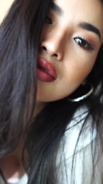 Dikey Görünüm, Güzel Asyalı Kadın Fotoğraf Mankenliği Kamera 4k için