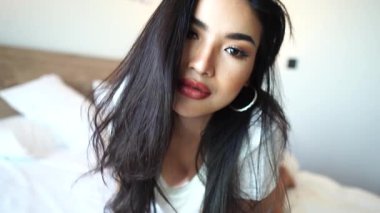 Güzel Asyalı Kadın 'ın Yüzü Yatakta, Yavaş Çekim 4K