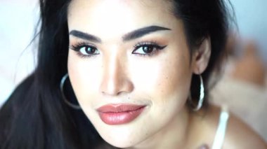 Güzel Asyalı Model Anna Houngheuang 'ın Yüzü Yatakta Uzanıyor, Yavaş Hareket 4k