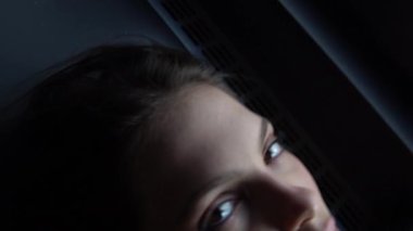 Yatan Güzel Genç Kadının Yüzü, Yavaşça Kapat