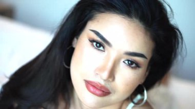 Güzel Asyalı Kadın Anna Houngheuang 4k yatağında poz veriyor.