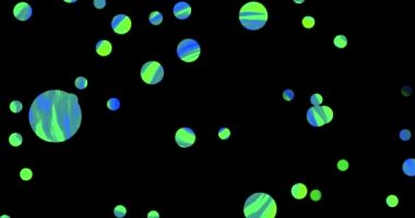 Parıldayan yıldızların arka planına karşı gölgelerin farklı gölgeleri izleyiciye doğru uçar.