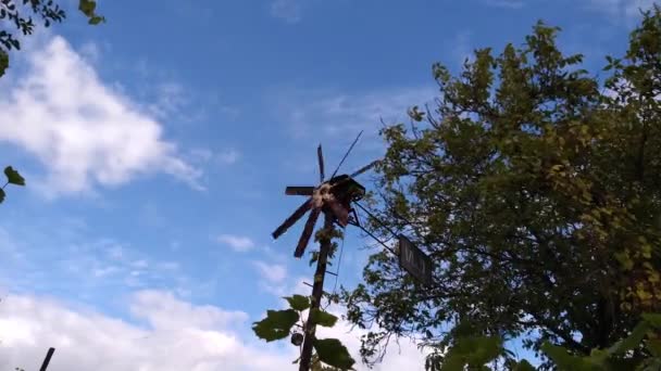 Ancienne Structure Éolienne Sous Ciel Bleu Nuages Blancs Déplacement Rapide — Video