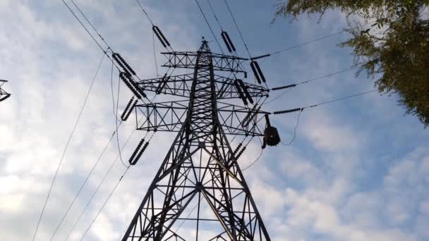 Metalen Structuren Van Elektriciteitsleidingen Onder Blauwe Lucht Witte Drijvende Wolken — Stockvideo