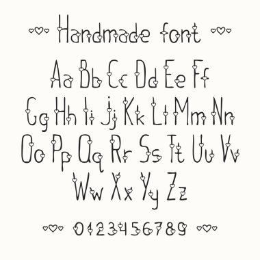 Basit romantik el çizilmiş yazı tipi yürekleri. ABC alfabe seti tamamlamak. Vektör harfler ve sayılar. Doodle tipografik sembolleri.