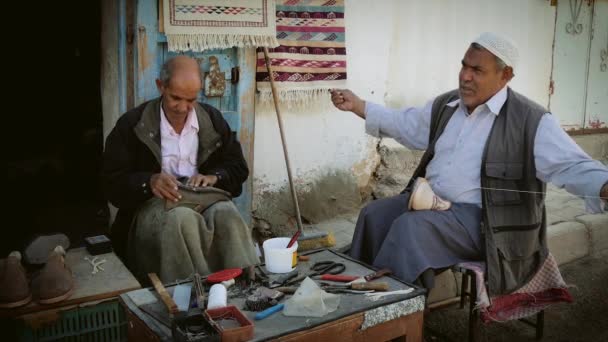 Retrato de artesãos em douz, tunisia, NOVEMBRO 2015 — Vídeo de Stock