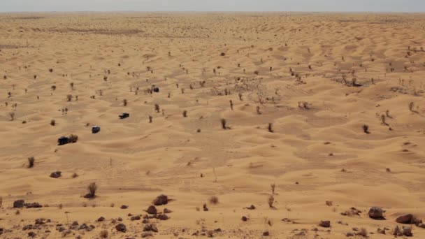 Noviembre 2015. conducir un coche todoterreno en el desierto del sahara, Tunisia, aventura del sahara 4x4 — Vídeos de Stock