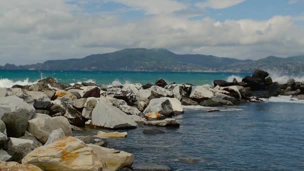 Olas chocando contra las rocas — Vídeos de Stock