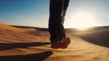 Sahara çöl Dune üzerinde yürüyen adam yakın çekim