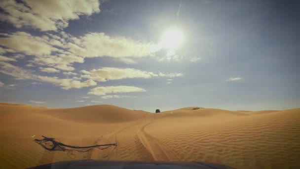 2015 年 11 月。驾驶越野汽车在撒哈拉大沙漠，突尼斯，4 x 4 撒哈拉冒险 — 图库视频影像