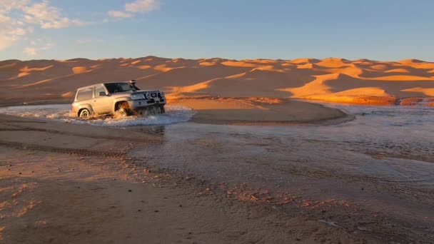 Noviembre 2015: Conducir un coche todoterreno en el desierto del sahara, Tunisia, aventura del sahara 4x4, noviembre 2015 — Vídeos de Stock