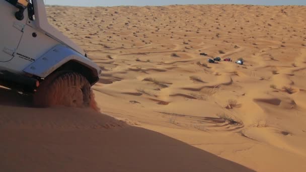 Noviembre 2015: Conducir un coche todoterreno en el desierto del sahara, Tunisia, aventura del sahara 4x4, noviembre 2015 — Vídeos de Stock