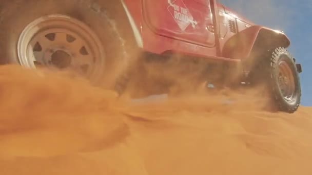 Noviembre 2015: Conducir un coche todoterreno en el desierto del sahara, Tunisia, aventura del sahara 4x4, noviembre 2015 — Vídeo de stock