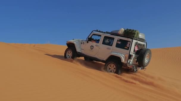 November 2015: Geländewagenfahrt in der Sahara-Wüste, Tunesien, 4x4-Safa-Abenteuer, November 2015 — Stockvideo