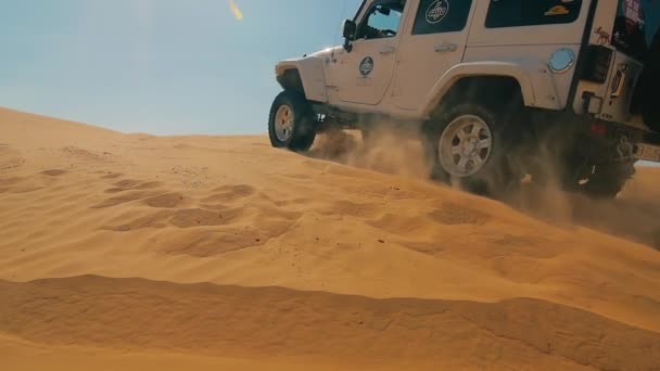 Listopad 2015: řízení terénní auto v poušti sahara, Tunisko, 4 x 4 sahara dobrodružství, listopad 2015 — Stock video