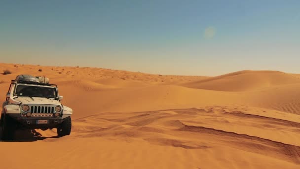 November 2015: rijden off-road auto in de Saharawoestijn, avontuur Tunesië, 4 x 4 sahara, november 2015 — Stockvideo