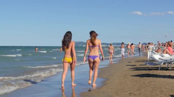 Playa de Riccione, Italia, verano, día soleado — Vídeo de stock