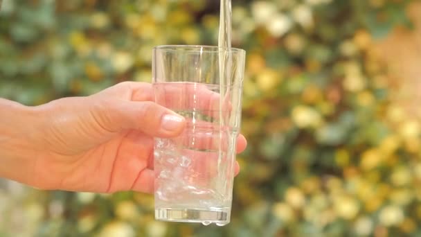 Gros plan du remplissage en verre à main avec de l'eau au ralenti — Video