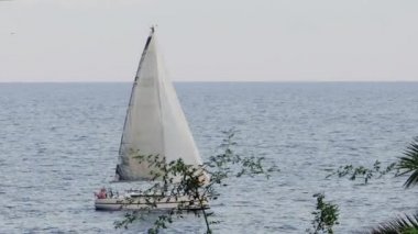 zeilboot navigeren bij zonsondergang in de Middellandse Zee