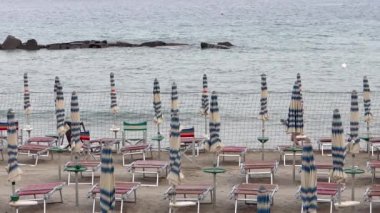 kapalı plaj şemsiyeleri ve çalışan kız