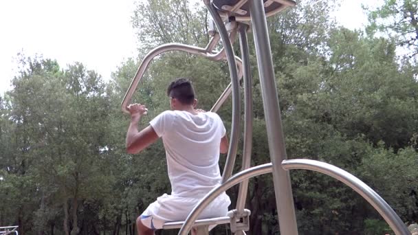 Açık egzersiz yapan erkek genç yerleştirmek — Stok video