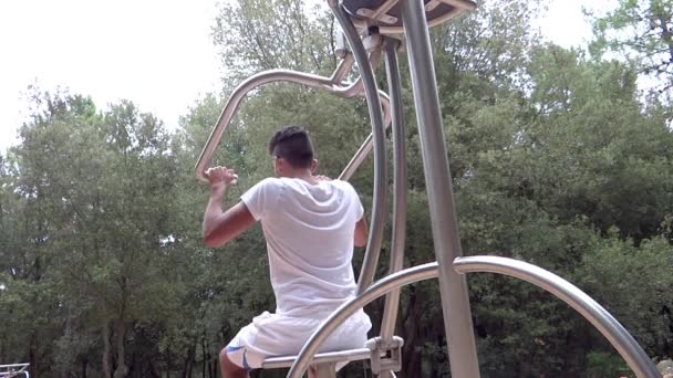 Giovane uomo in forma facendo allenamento all'aperto — Video Stock