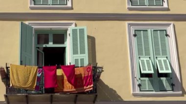 eski ev ve menton asılı elbiseleri kapat