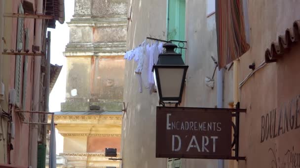 Typisk fransk atmosfär på den gamla byn menton — Stockvideo