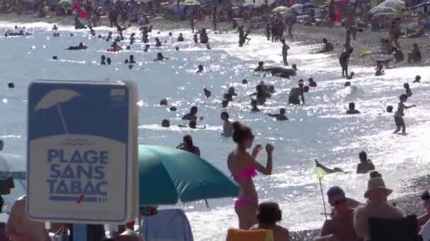 Menton, French Riviera, França, agosto de 2014: Smokefree beach — Vídeo de Stock
