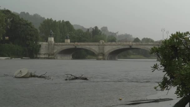 Δυνατή βροχή στο Τορίνο, Ιταλία — Αρχείο Βίντεο