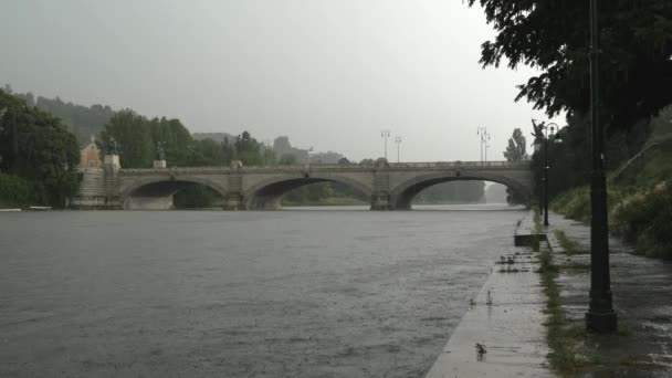 Lluvia fuerte en Turín, Italia — Vídeo de stock