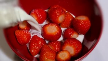 süt çilekleri kasenin içine kenar yumuşaklığı efekt dökme.