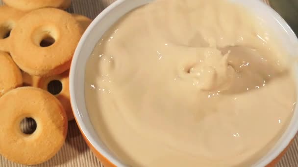 Dos galletas cayendo en un tazón lleno de leche y café — Vídeo de stock