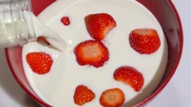 süt çilek ağır çekim bir kasenin içine dökme