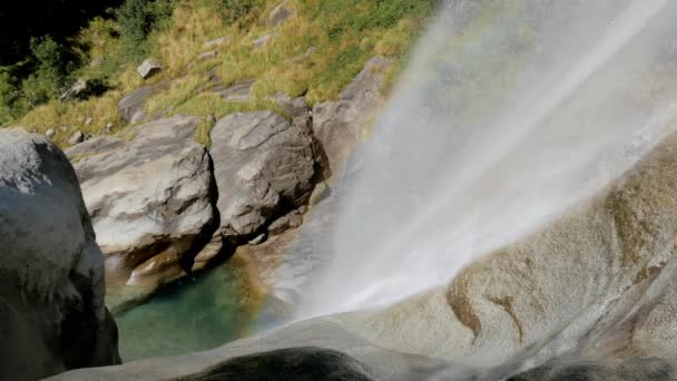 Cachoeira alpina — Vídeo de Stock