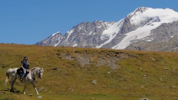 Альпийский пейзаж с всадником — стоковое видео