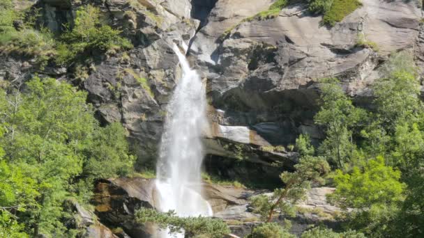 Cachoeira alpina — Vídeo de Stock